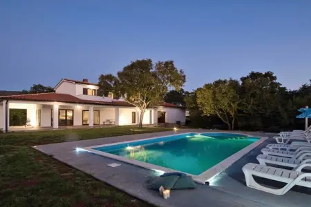 Location Maison à Raša 8 personnes