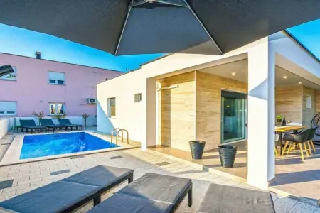 Location Villa à Vir 8 personnes