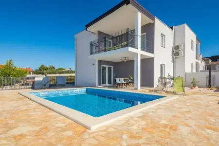 Location Villa à Vir 8 personnes