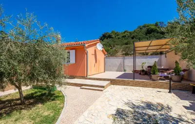 Location Maison à Mundanije 3 personnes