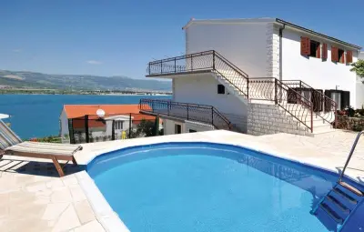 Location Maison à Mastrinka 10 personnes