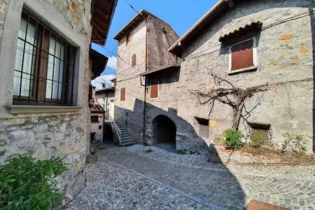 Location Maison à Marone 4 personnes
