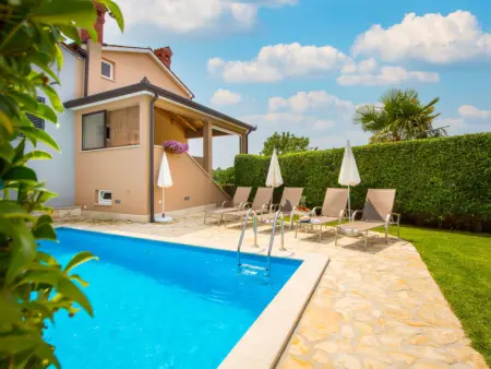 Location Maison à Tinjan 5 personnes
