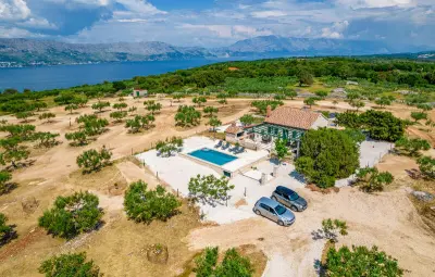 Location Maison à Pucisca   Praznica 5 personnes