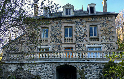 Location Maison à Vèze 15 personnes, Cantal