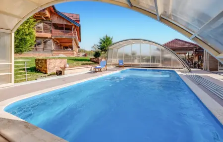 Location Maison à Brezane Lekenicke 7 personnes