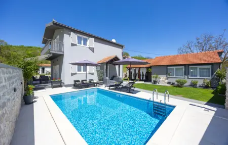 Location Maison à Lucane 7 personnes