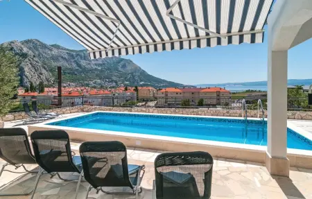 Location Maison à Omis 14 personnes