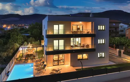 Location Maison à Kastel Novi 16 personnes