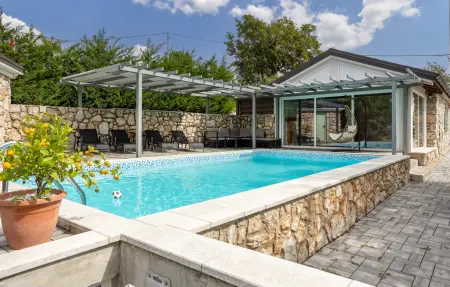 Location Maison à Smrika 6 personnes