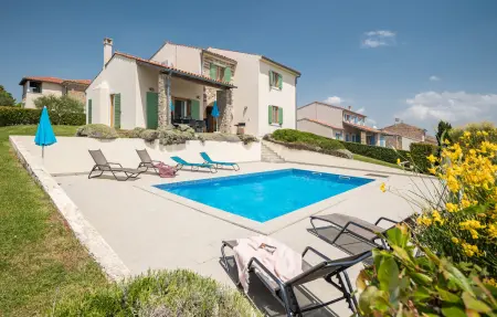 Location Maison à Baredine 8 personnes