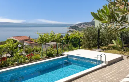 Location Maison à Omis 16 personnes