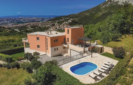 Location Maison à Solin 12 personnes