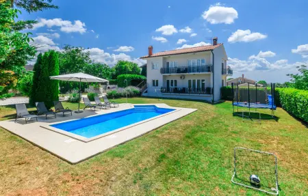 Location Maison à Barban 12 personnes