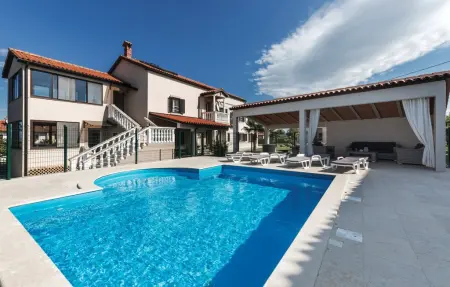 Location Maison à Barban 12 personnes