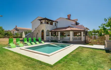 Location Maison à Barban 8 personnes