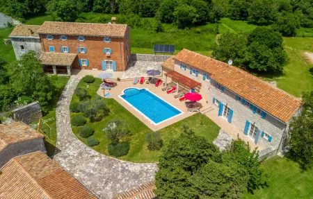 Location Maison à Barban 18 personnes