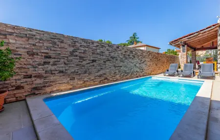 Location Maison à Sisan 10 personnes