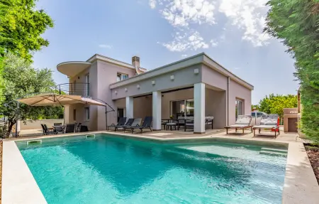 Location Maison à Sisan 8 personnes