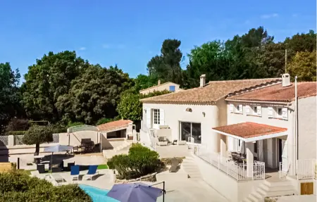 Location Maison à Ste Anastasie s Issole 11 personnes