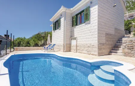 Location Maison à Zvecanje 4 personnes