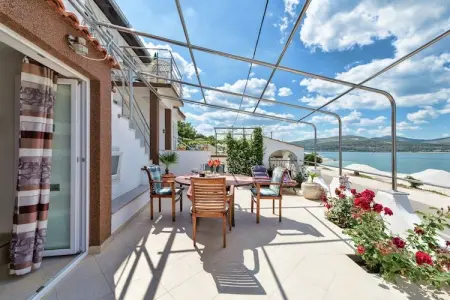 Location Maison à Trogir   Arbanija 8 personnes