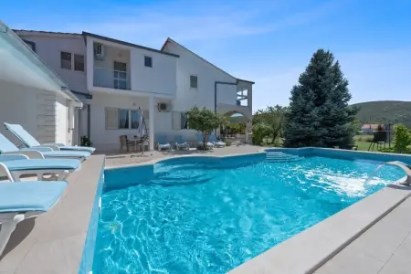 Location Maison à Neoric 12 personnes