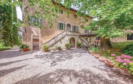 Location Maison à Lari  PI  16 personnes