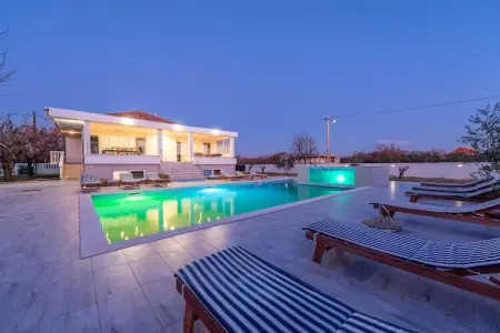 Location Maison à Galovac 12 personnes