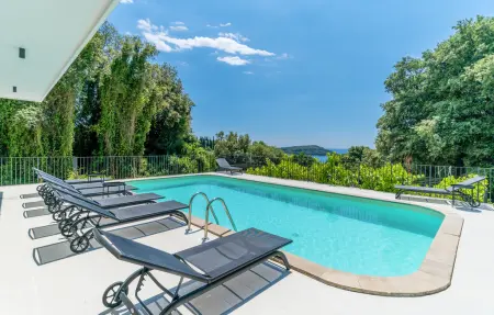 Location Maison à Molunat 14 personnes