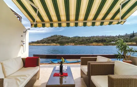 Location Maison à Opuzen 5 personnes