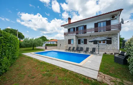 Location Maison à Barban 12 personnes