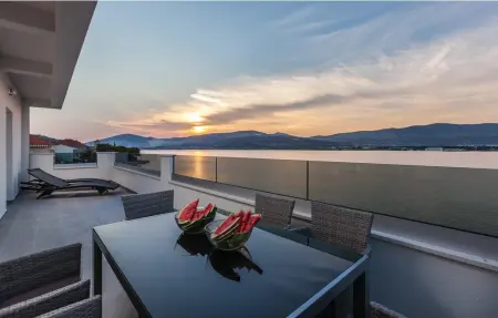 Location Maison à Arbanija 18 personnes