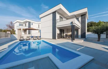 Location Maison à Razanj 8 personnes