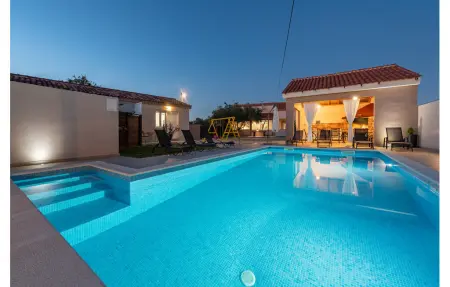 Location Maison à Galovac 8 personnes