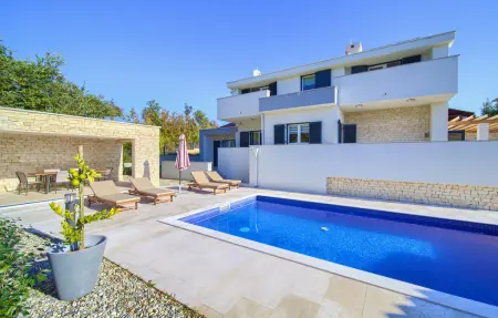 Location Maison à Risika 8 personnes