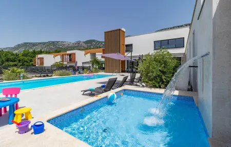 Location Maison à Grizane 18 personnes