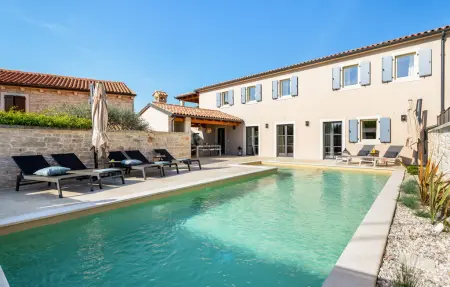 Location Maison à Tinjan 8 personnes