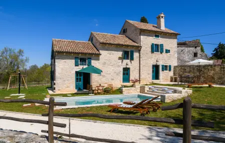 Location Maison à Barban 8 personnes