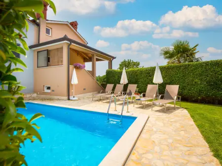 Location Maison à Tinjan 5 personnes