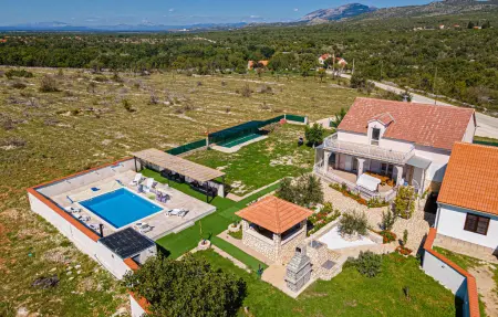 Location Maison à Sedramic 8 personnes