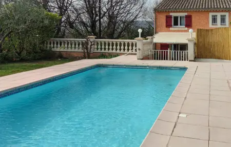 Location Maison à St Quentin la Poterie 9 personnes