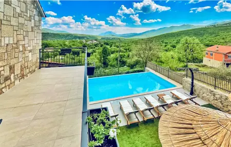 Location Maison à Srijane 8 personnes