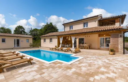 Location Maison à Pusti 8 personnes