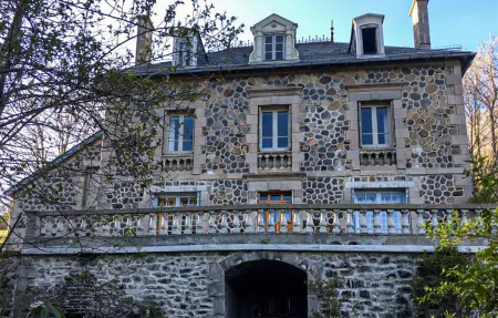 Location Maison à Vèze 15 personnes