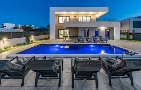 Location Maison à Nin 8 personnes