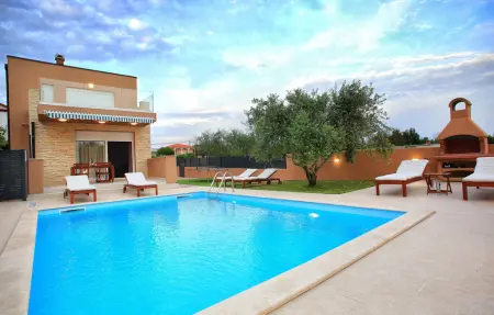 Location Maison à Nin 12 personnes