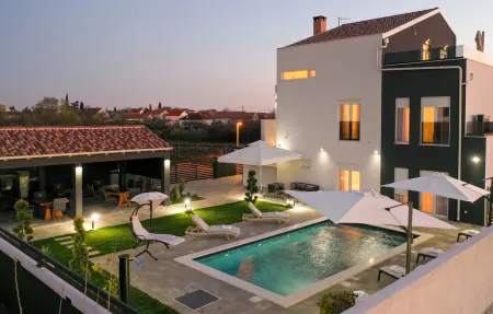 Location Maison à Zemunik Donji 14 personnes