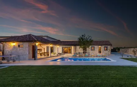 Location Maison à Zemunik Donji 8 personnes