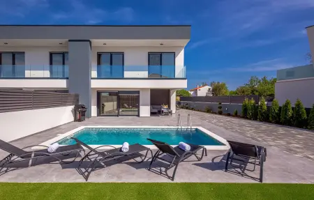 Location Maison à Nin 8 personnes